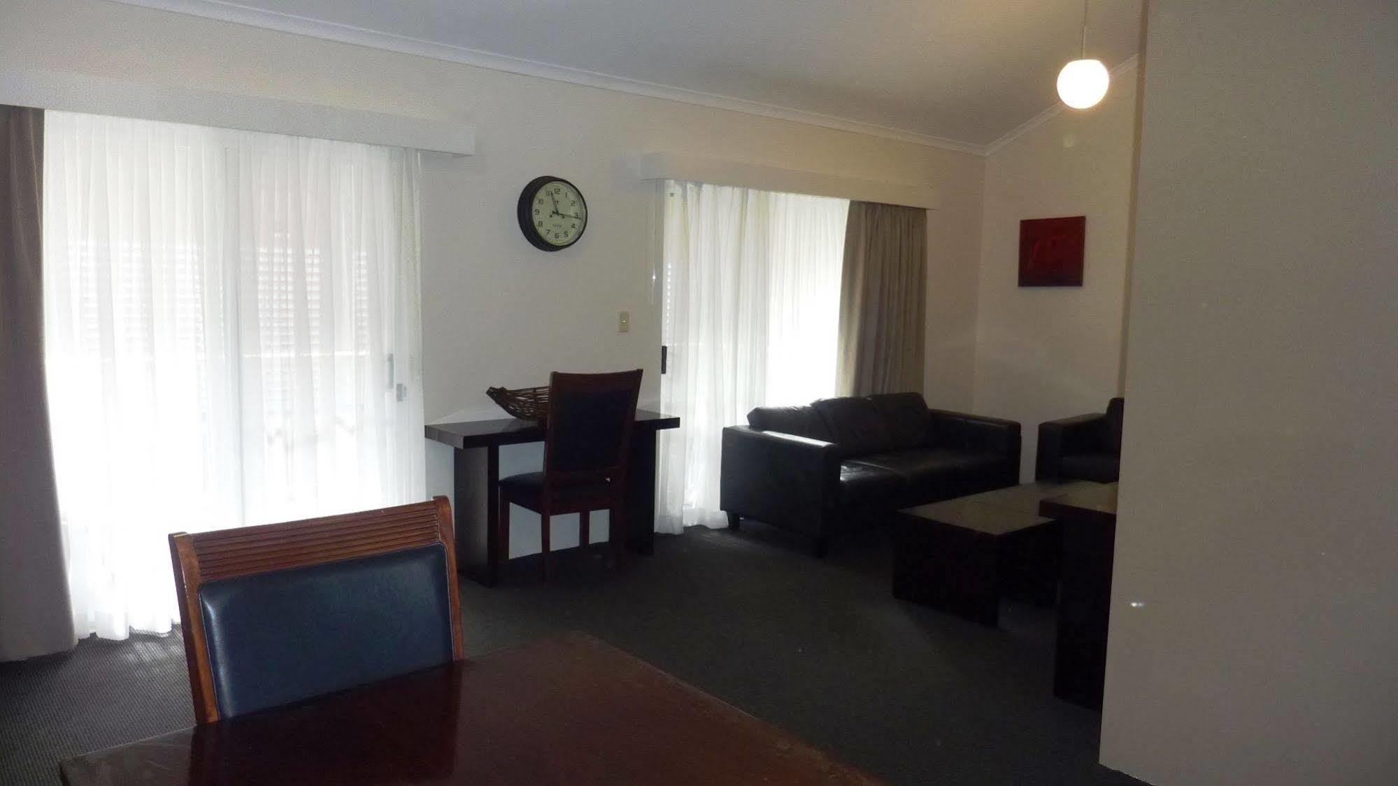 Toowong Inn & Suites Brisbane Exterior photo